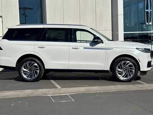 New 2025 Lincoln Navigator Reserve image 2