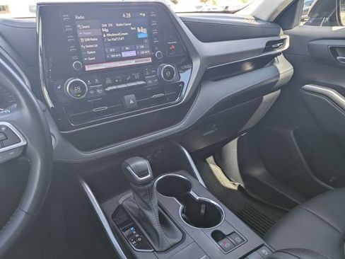 Used 2022 Toyota Highlander XLE FWD image 25