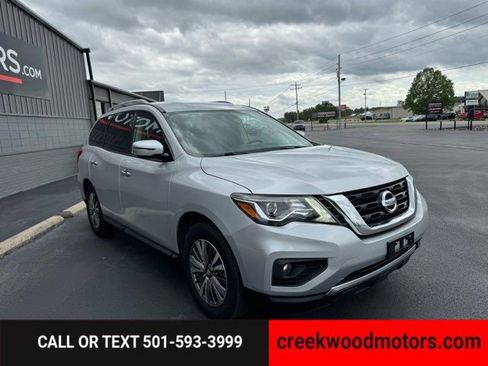 Used 2020 Nissan Pathfinder SV image 2
