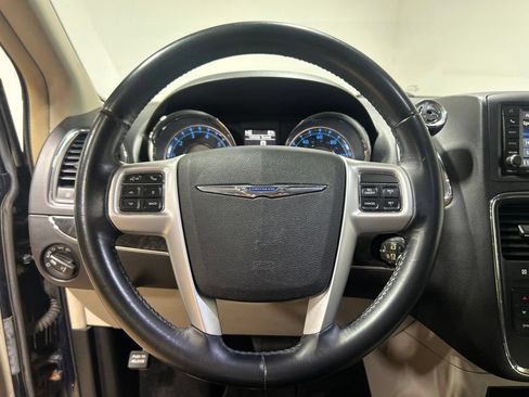 Used 2014 Chrysler Town & Country Touring FWD image 22