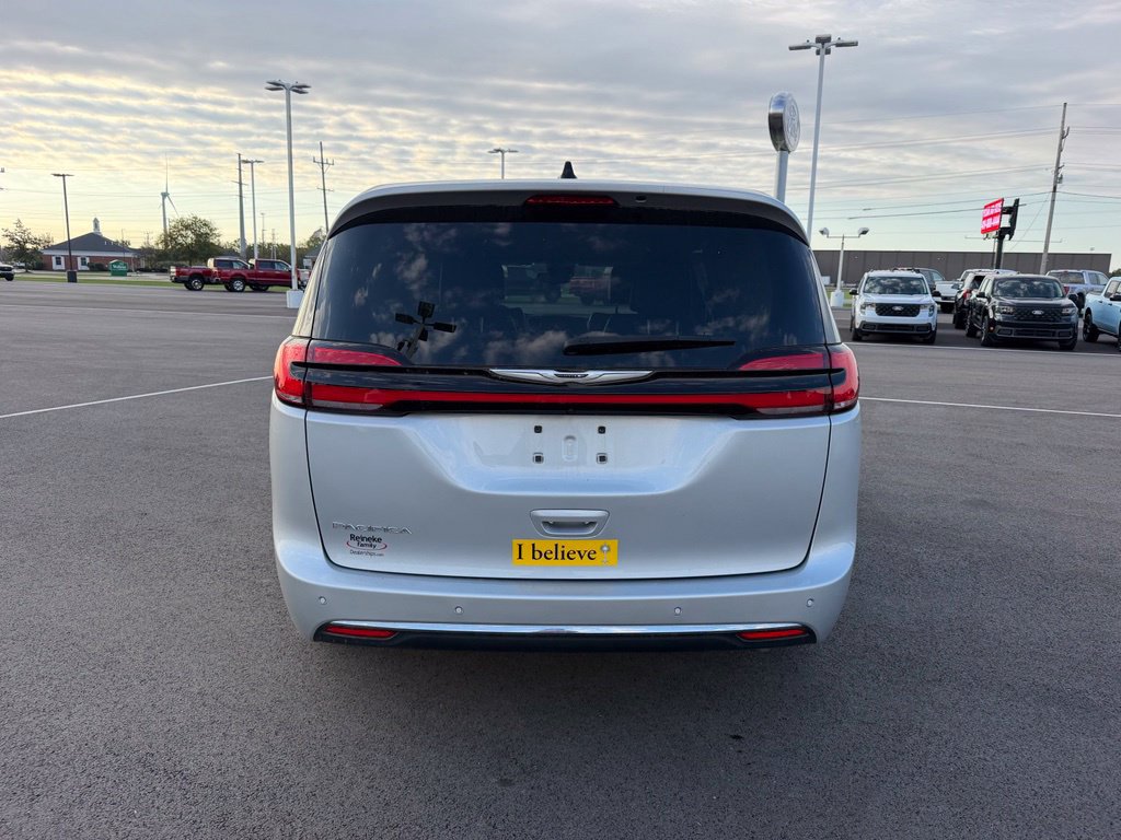 Used 2024 Chrysler Pacifica Touring-L FWD image 7