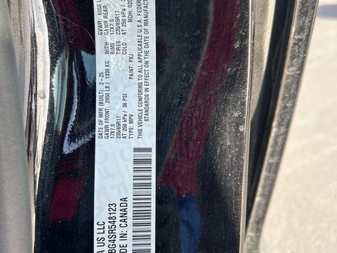 Used 2025 Chrysler Pacifica Select image 3