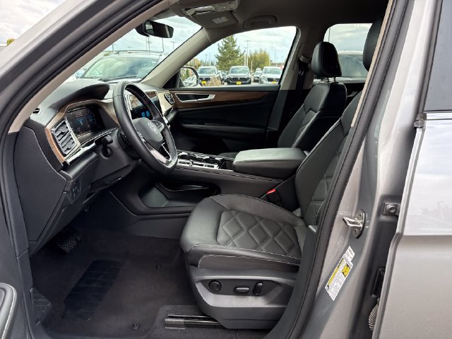 Used 2025 Volkswagen Atlas SE AWD/4WD image 15