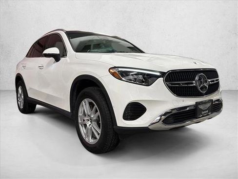 Used 2023 Mercedes-Benz GLC 300 4MATIC image 3