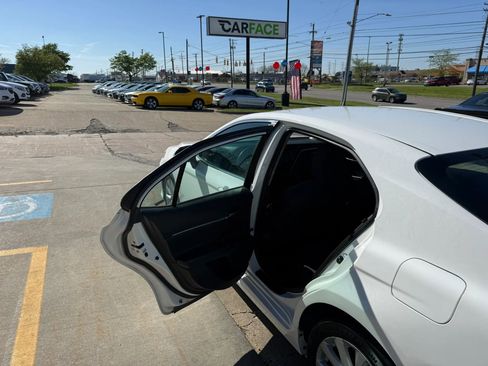 Used 2018 Toyota Camry LE image 19