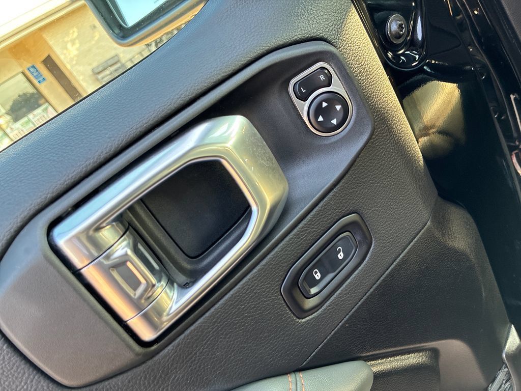 Used 2025 Jeep Gladiator Mojave AWD/4WD image 28
