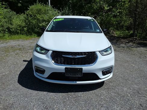 Used 2024 Chrysler Pacifica Touring-L FWD image 9