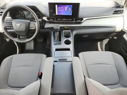 Used 2025 Toyota Sienna LE w/ LE Plus Package AWD/4WD image 24
