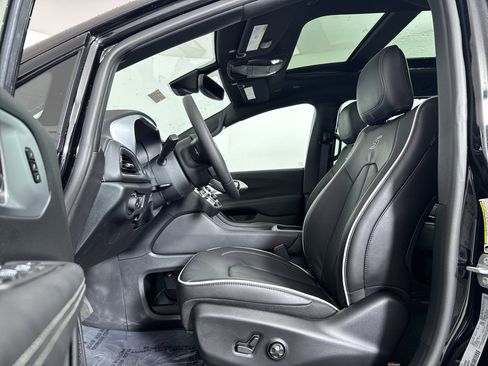 New 2026 Chrysler Pacifica Limited w/ S Appearance Package image 6