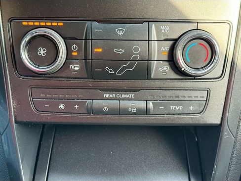 Used 2018 Ford Explorer XLT image 16