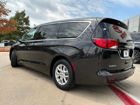 Used 2023 Chrysler Voyager LX FWD image 8