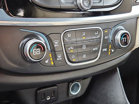 Certified 2023 Chevrolet Traverse LT w/ Rear Camera Mirror Package image 15