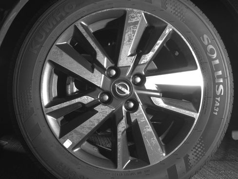 Used 2025 Nissan Versa SV image 12