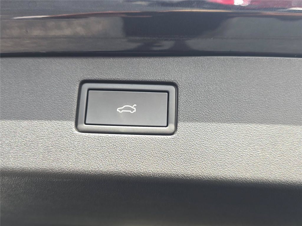Used 2025 Volkswagen Tiguan SE FWD image 12