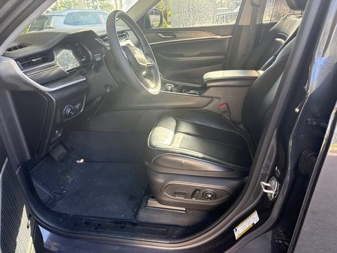 Used 2023 Jeep Grand Cherokee Limited w/ Luxury Tech Group II RWD image 5