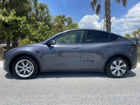 Used 2023 Tesla Model Y AWD image 3
