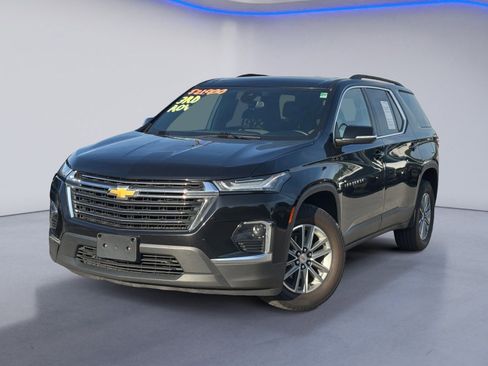 Used 2023 Chevrolet Traverse LT FWD image 2