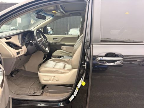 Used 2015 Toyota Sienna Limited image 32