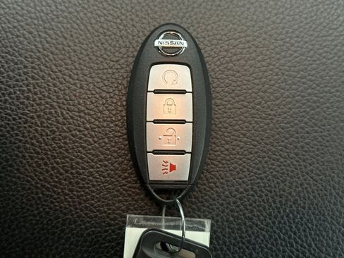 Used 2017 Nissan Titan PRO-4X w/ Pro-4x Convenience Package AWD/4WD image 10