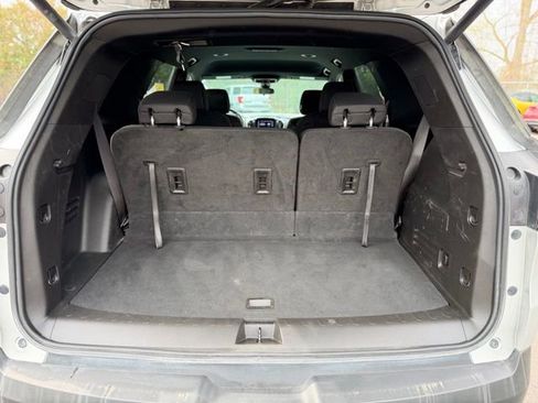 Used 2022 Chevrolet Traverse LT FWD image 25