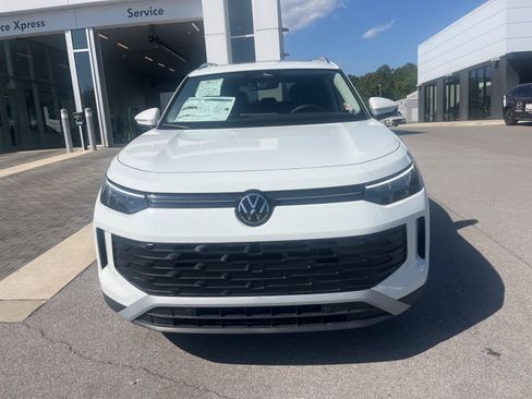 New 2026 Volkswagen Tiguan SE FWD image 2