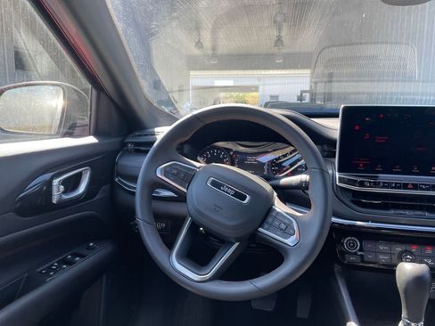 Used 2025 Jeep Compass Trailhawk image 33