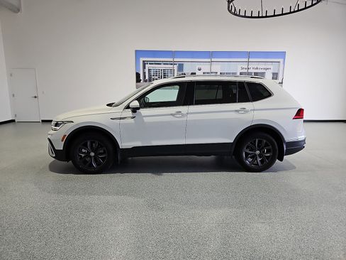 Used 2024 Volkswagen Tiguan SE w/ Panoramic Sunroof Package AWD/4WD image 7
