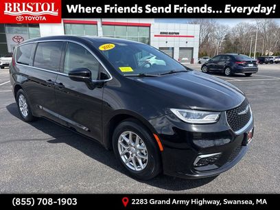 Used 2025 Chrysler Pacifica Select