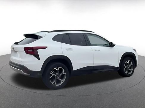 Used 2025 Chevrolet Trax LT FWD image 9
