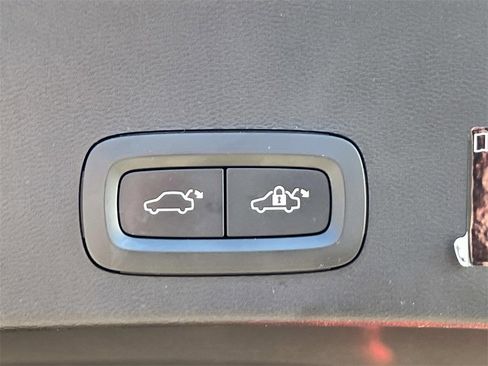 Used 2022 Volvo XC40 T5 Momentum w/ Premium Package image 13