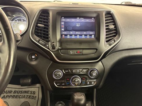 Used 2019 Jeep Cherokee Latitude Plus w/ Comfort/Convenience Group AWD/4WD image 24