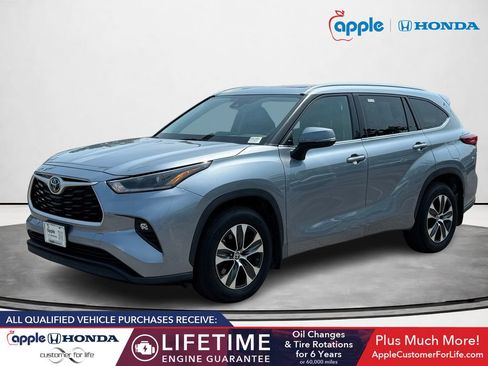 Used 2021 Toyota Highlander XLE AWD/4WD image 5