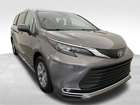 Used 2024 Toyota Sienna XLE image 7