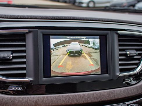 Used 2019 Chrysler Pacifica Touring-L image 24