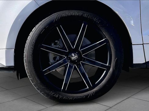 Used 2020 Ford Edge ST-Line w/ Cold Weather Package image 9