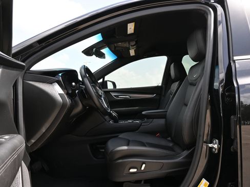 Certified 2025 Cadillac XT5 Luxury FWD image 19