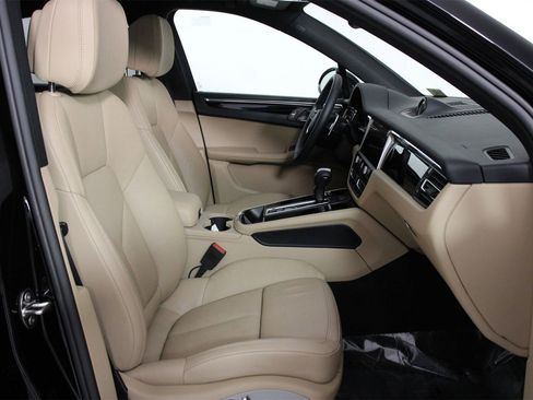 Used 2025 Porsche Macan image 31