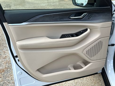 New 2025 Jeep Grand Cherokee Limited w/ Trailer Tow Package image 23