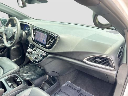 Used 2025 Chrysler Pacifica Select FWD image 30