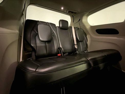 Used 2024 Chrysler Pacifica Touring-L FWD image 24