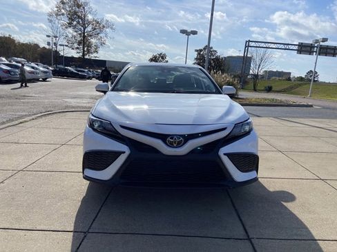 Used 2024 Toyota Camry SE image 3