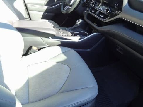 Used 2023 Toyota Highlander Bronze Edition image 24