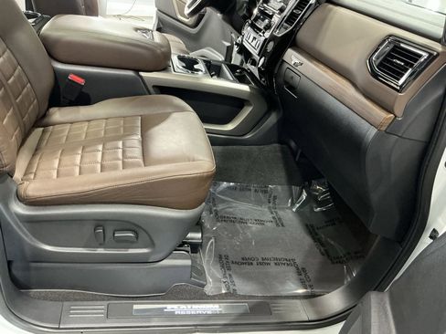 Used 2021 Nissan Titan Platinum Reserve w/ Moonroof Package image 27