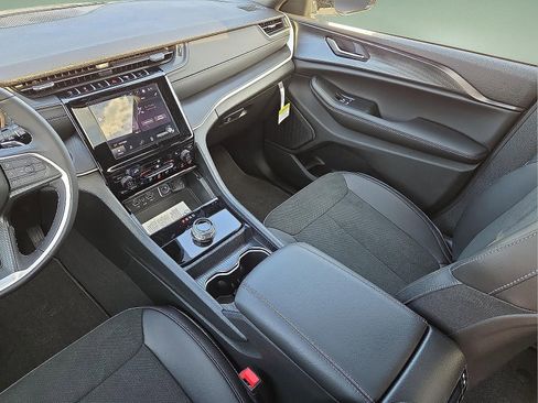 New 2025 Jeep Grand Cherokee L Altitude image 13