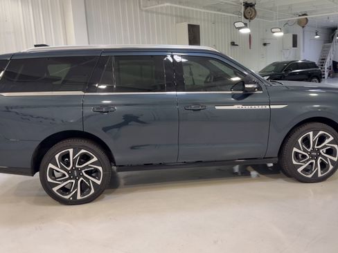 New 2026 Lincoln Navigator Reserve AWD/4WD image 2