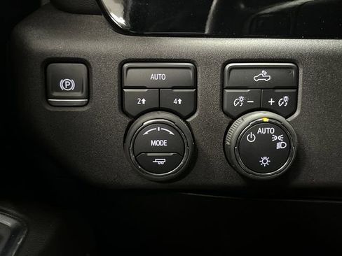 Used 2025 Chevrolet Silverado 1500 LT image 25