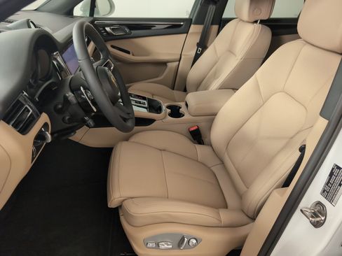 Certified 2025 Porsche Macan image 5
