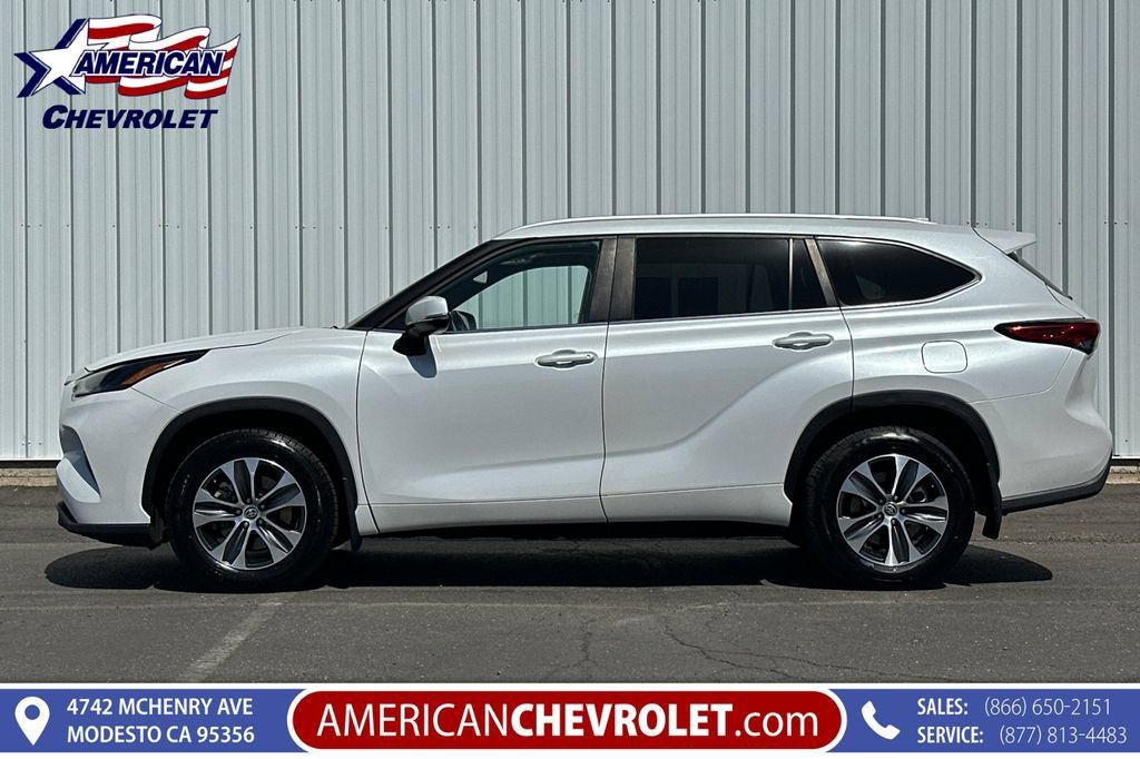 Used 2023 Toyota Highlander XLE AWD/4WD image 7