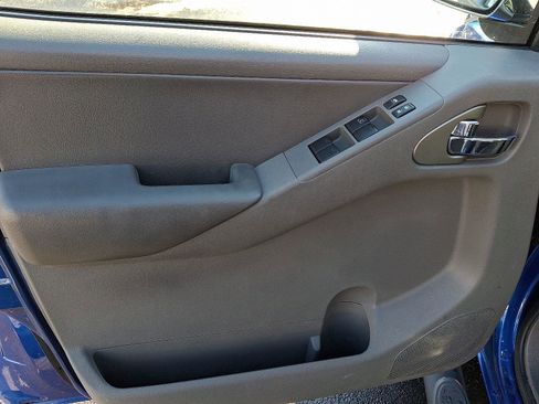 Used 2014 Nissan Frontier SL w/ SL Moonroof Package image 12