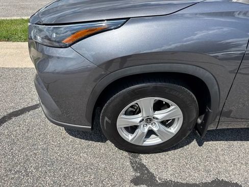 Used 2023 Toyota Highlander LE FWD image 3